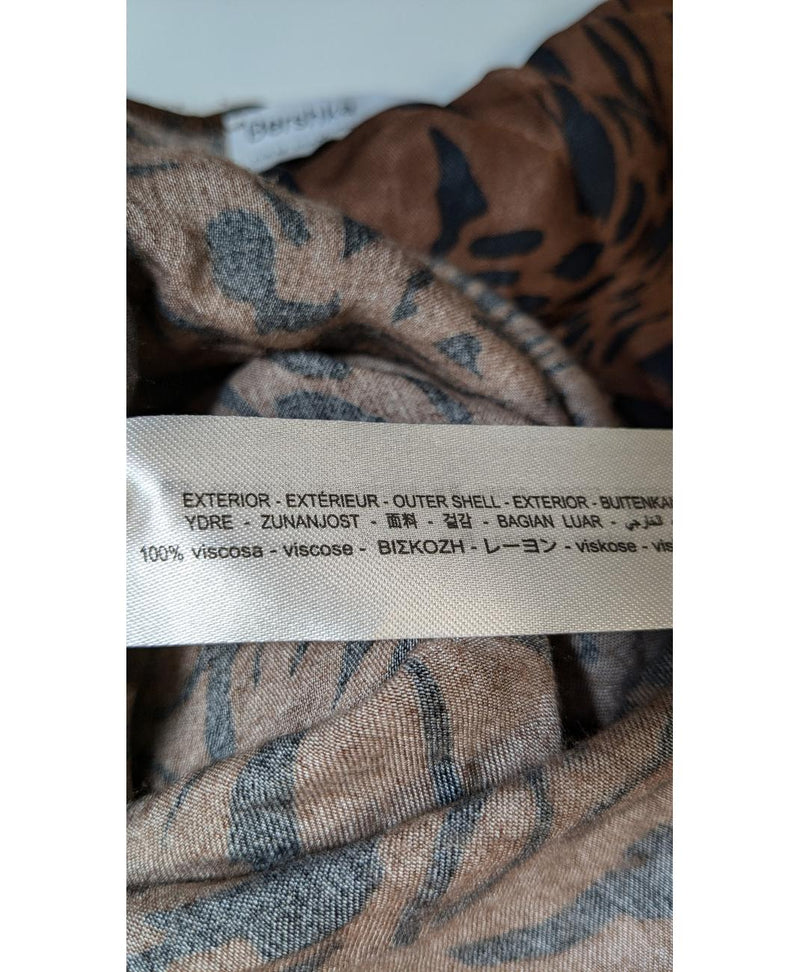 562027 Once Again, la référence de la friperie en ligne pour des achats de vêtements d'occasion sans souci et en état parfait.