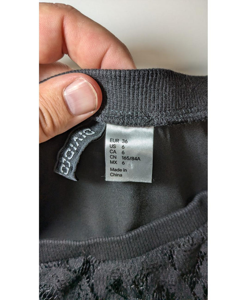 Élégance responsable avec cette pièce vintage 565530 en parfait état, sélectionnée par Once Again.