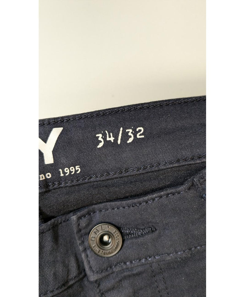 Élégance responsable avec cette pièce vintage 566978 en parfait état, sélectionnée par Once Again.