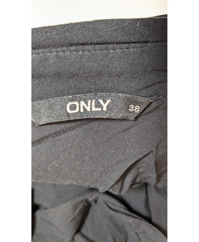 568927 Once Again, la référence de la friperie en ligne pour des achats de vêtements d'occasion sans souci et en état parfait.