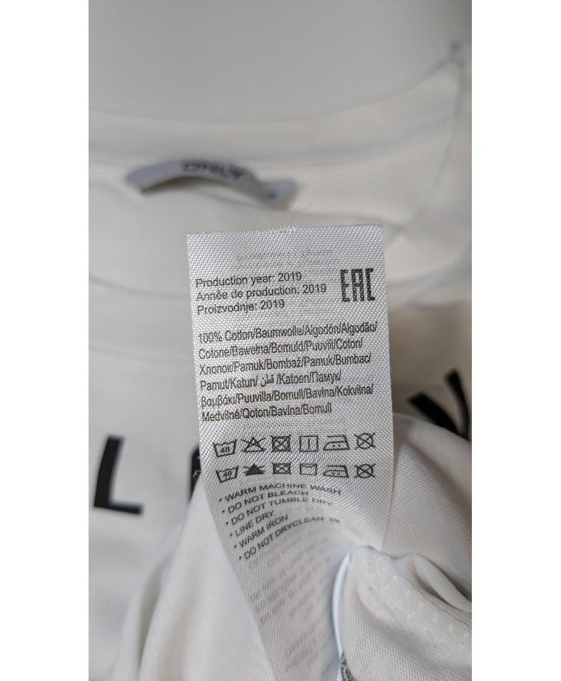 569523 Once Again, la référence de la friperie en ligne pour des achats de vêtements d'occasion sans souci et en état parfait.