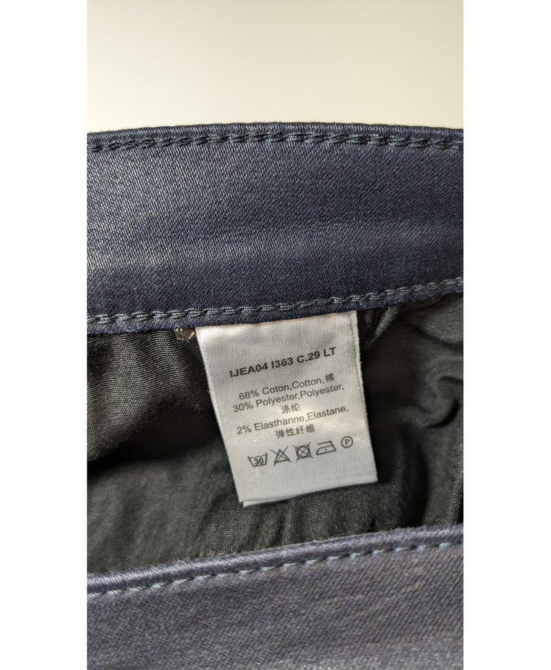 La garantie Once Again : 571897 vêtements d'occasion de marque en état irréprochable.