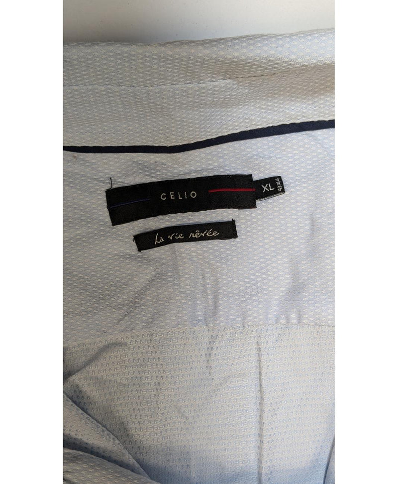 La garantie Once Again : 575680 vêtements d'occasion de marque en état irréprochable.