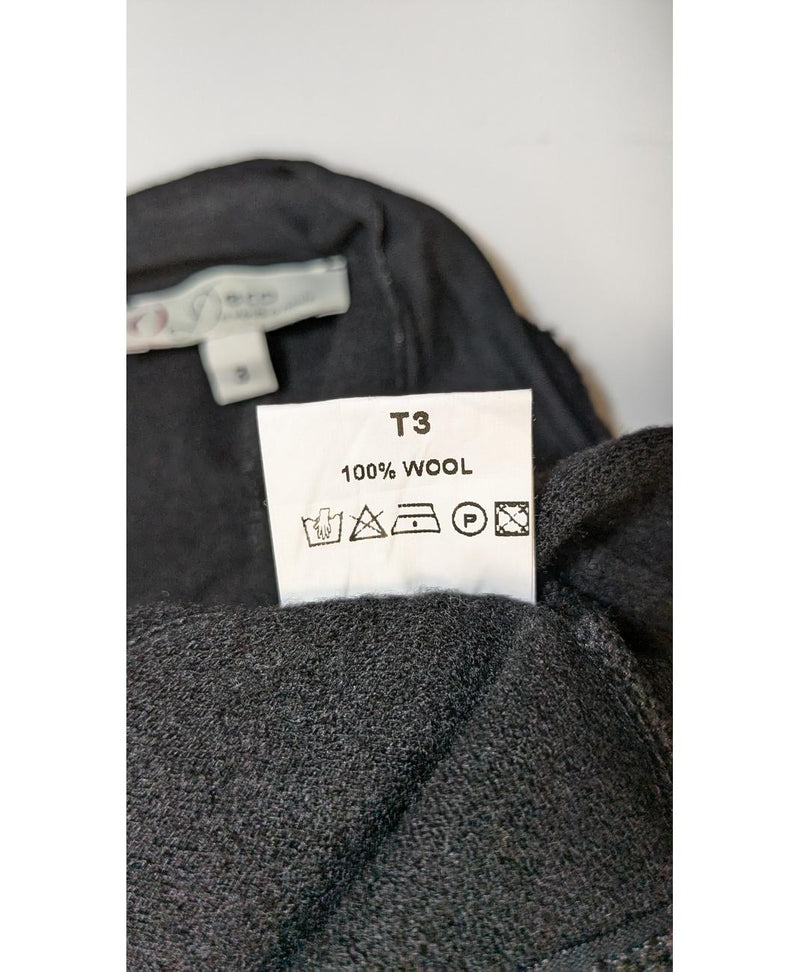 576290 Once Again, la référence de la friperie en ligne pour des achats de vêtements d'occasion sans souci et en état parfait.